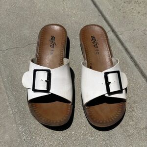 Adjustable leather sandals